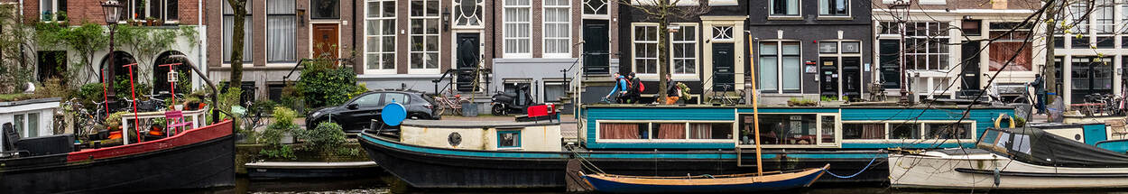 Aangemeerde boten in Amsterdamse gracht